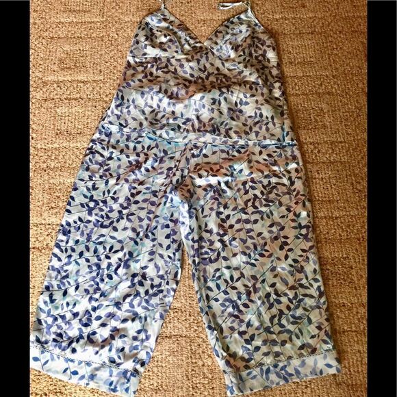 Beautiful pajamas by Secret Treasures size XL - Picture 1 of 1
